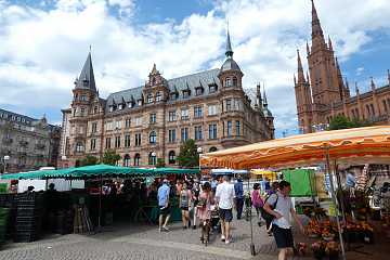 5 Rathaus mit Obst- und Gemüsemarkt